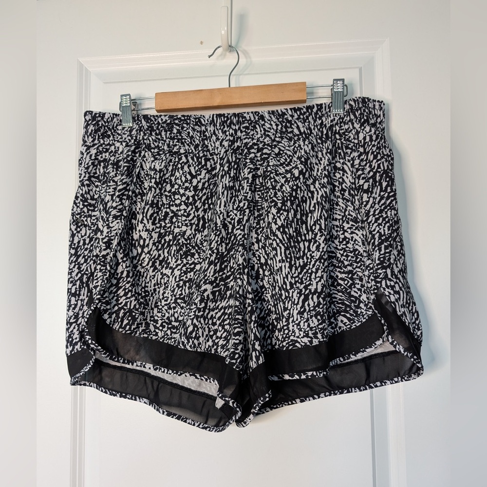 Athleta Women’s Printed Mesh Racer Run Short 4” Black And White Size 1X